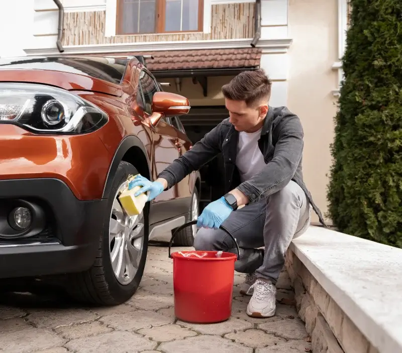Lavage auto à domicile Honfleur : professionnel intervenant sur un véhicule